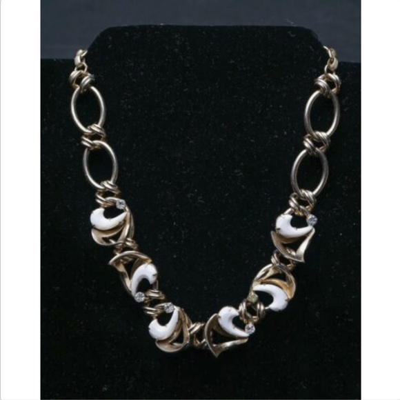 VTG White Swoosh shaped Faceted Prong Set Necklace - Picture 3 of 5